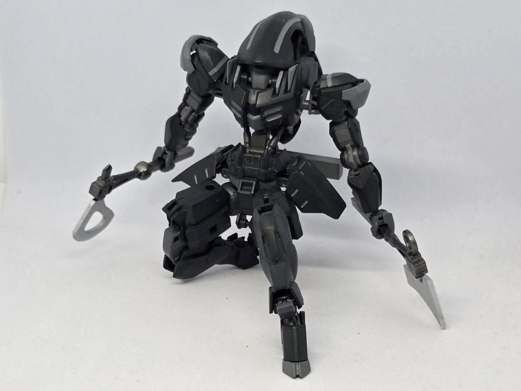 基本装備は二振りの片手斧です。右手(画面左)は軽量と取り回しの良さを重視しており、斧の後ろにも小さな刃があり、持ち手の柄尻もスパイク状になっているため、様々な向きでの使い方ができます。左手(画面右)は刃が大きめで柄も長いため、重めの攻撃を仕掛けることができ、主に防御を崩したり逆に防御に使用したりします。