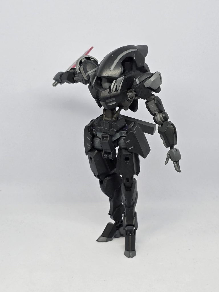 「ごめんなさいね?あまり遊んであげられないの…だから…」視界に捉えたはずの影が、自身の背後に現れた。振り向くことすら許されない威圧感とは裏腹に、最後に聞こえた接触回線は、「おやすみなさい、良い夢を…」とても優しく、慈愛に満ちた声だった。次に目を覚ましたのは医務室のベッドの上、どうやら生きていたようだ。整備班の話では、真後ろから一撃、動力を深く刺されたことによる機能停止、その際の衝撃で俺は失神したようだ。そう言えば、今までやられた奴らも死を感じたが死にはしなかった…なら、あれは一体なんのために…?