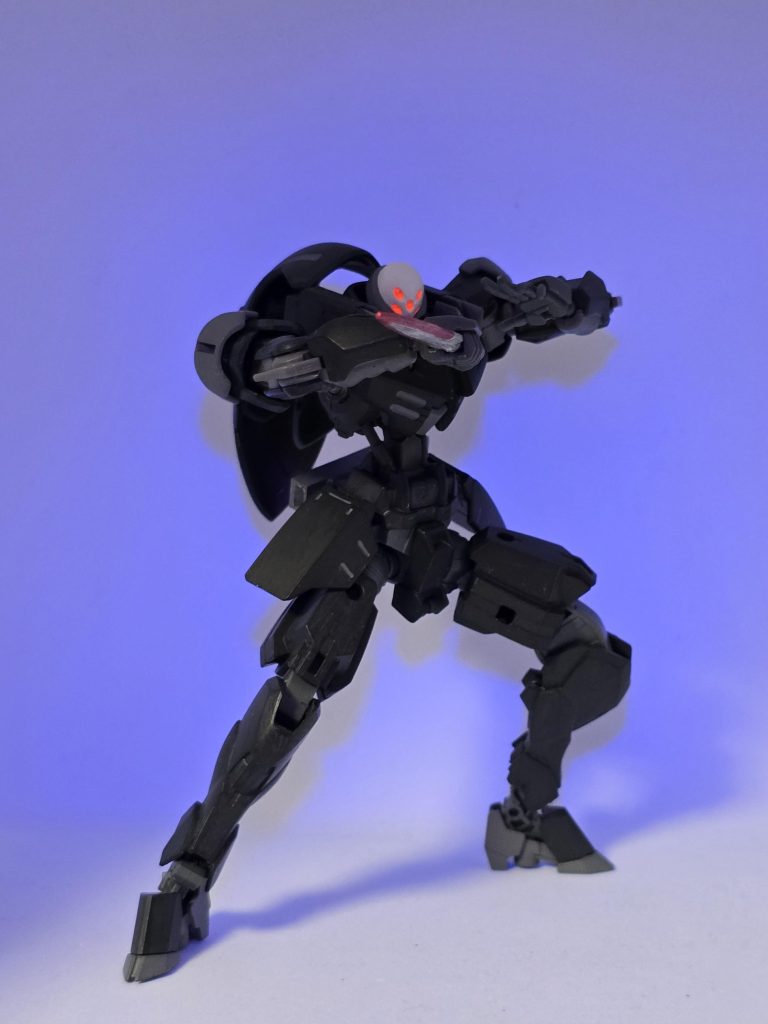 「また、違ったわね…一体、何処で何をしてるのかしら…」女は哀しみと愛しさの混じった視線を写真の男にむける。「ねぇ…?」そして、優しく写真の男に微笑みかけて、呟くのだ。「Darling…?(ダーリン…?)」