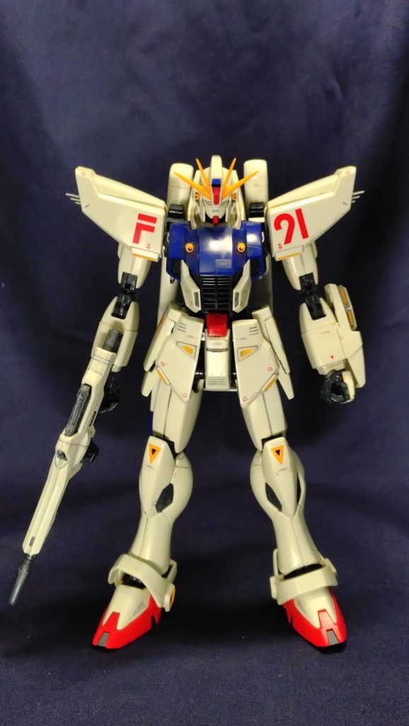 当時完全ポリキャップレスのキットということで、興奮しながら組んでいました。模型紙の作例を見て組んだ思い出のキットです。結果、指パーツを加工して五指を動かせるように加工してましたが、全身ABS素材のため放置してたら固まってしまいました。扱いが難しいキットと気づかず遊んでいたら、膝とヴェスバーの根本が折れてしまい、ABS素材が仇となり、接着修理できず・・・いつか直そうと思ってしまっていました。