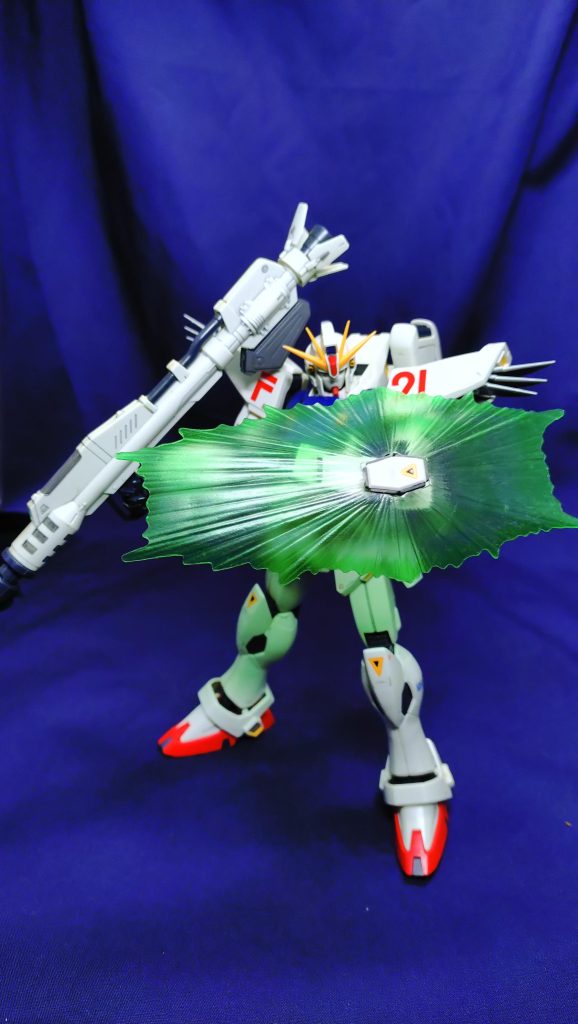 ビームシールドとビームランチャー装備シールドはPET素材でグラデーションが素敵なんですが、取付けが難しく、シールドの塗装が傷つくので、あまりやってませんでした。