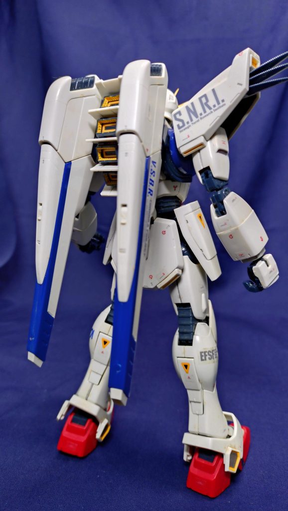 キットとしてはストレート組みで、一部をガンマカで塗分けしています。頑張ってデカールも貼ってました。