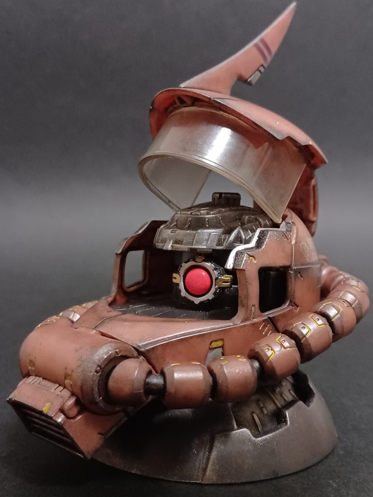 この頭頂部がガバーっと開いてメカメカしい内部が見えたりパイプ基部のとこも開閉出来て内部構造が分かるようになってたりモノアイが動くギミックがあってねえホント、500円以上の価値があるよねえ〜。