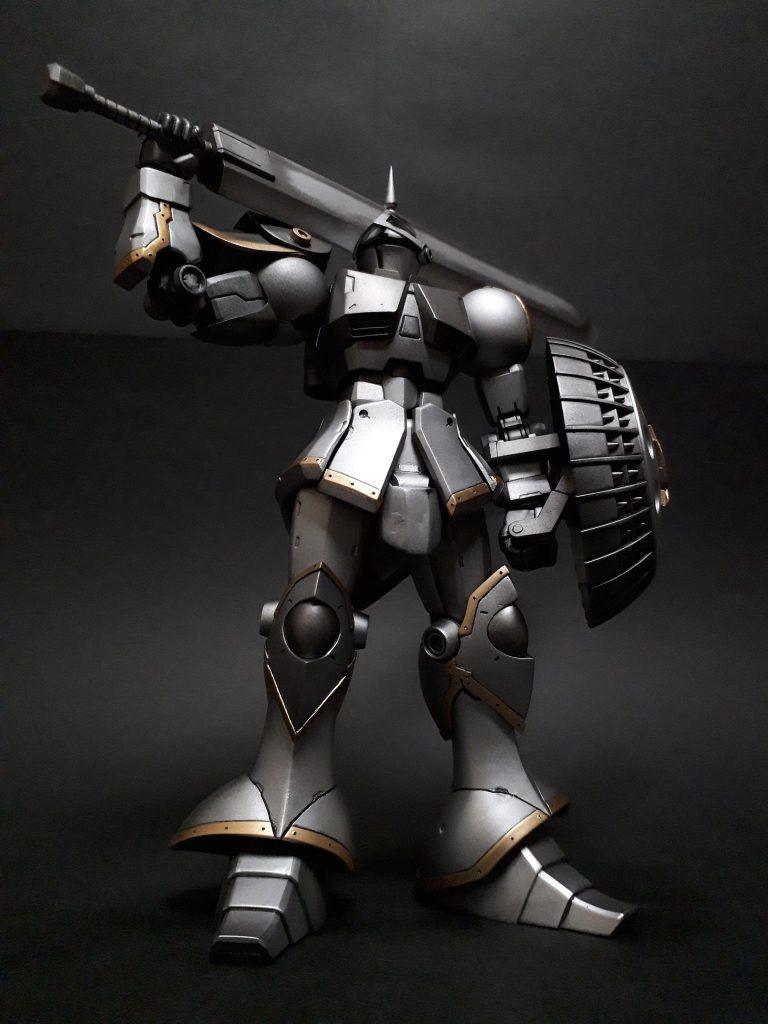 好みの問題だけど、水性ホビーカラーのスーパーファインシルバーはつや消し吹かない方がいいのかも?つや消し吹く前はステンレスっぽい感じがあった(ほぼ砂吹き)けど、つや消し吹いたらアルミっぽい感じになった気がする。あと、初めてシルバーにブラックを混ぜてみた。盾の外周・胸・肩アーマー・膝とかに使ってます。やった後に気づいたけど、つまりは「黒鉄色(ガンメタ=メタリックブラック)」てことよね。当たり前かw でもこれはよかった。普通の水性ホビーカラーの黒鉄色とは粒子感が違って落ち着きがある感じで良い。