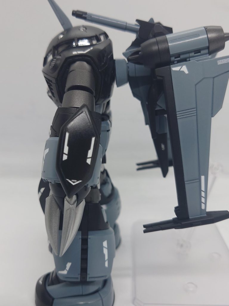 隠者弐式の背負い物。もう一体持っていた隠者弐式を生け贄に、背中のパーツを切断し、プラ棒とパテで加工。見事に装着できました(脱着可能)