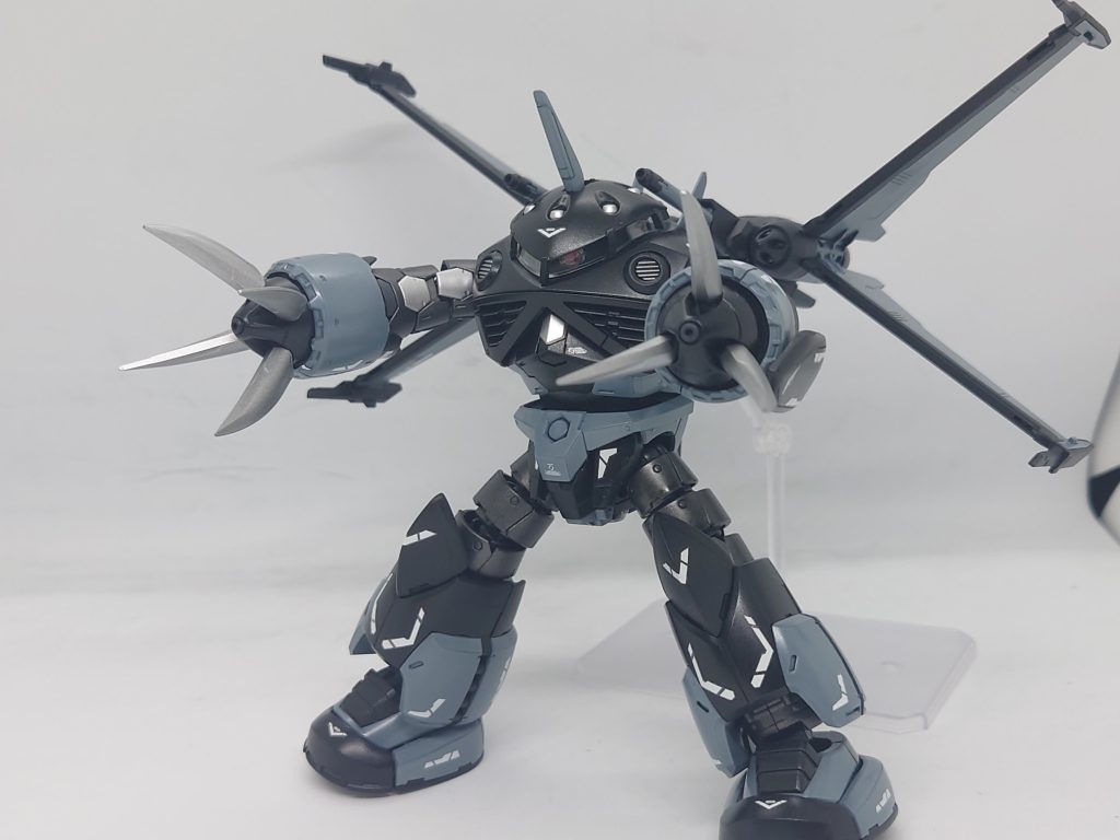 射撃ポーズ右腕の爪は4本に、左腕は3本にし、左右非対称にしてみました。背中の背負い物のウィングと砲身も展開可能。