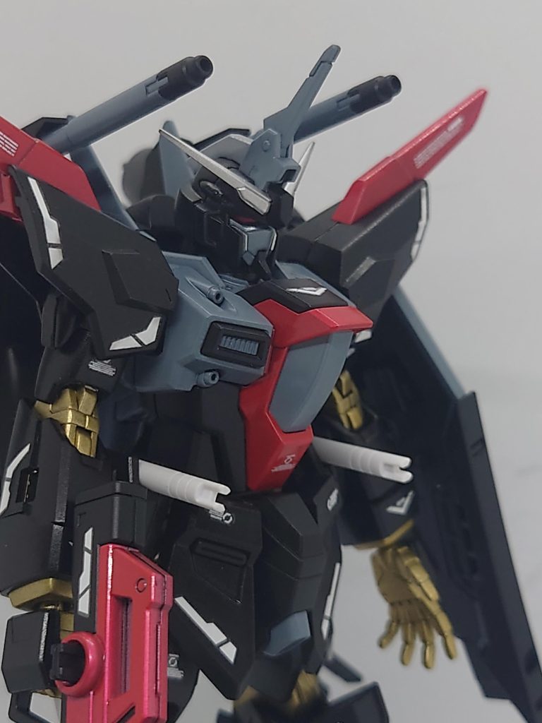 赤色の部分ですが、キャンディ塗装してます。トップコートはハーフクリアー(半艶)で仕上げました。サーベルの持ち手は艶消しで仕上げたのみです。