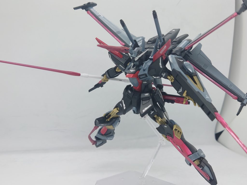 オリジナルの隠者弐式のまんまなので、ハリネズミ状態が可能です。角のサーベルも装着可能。