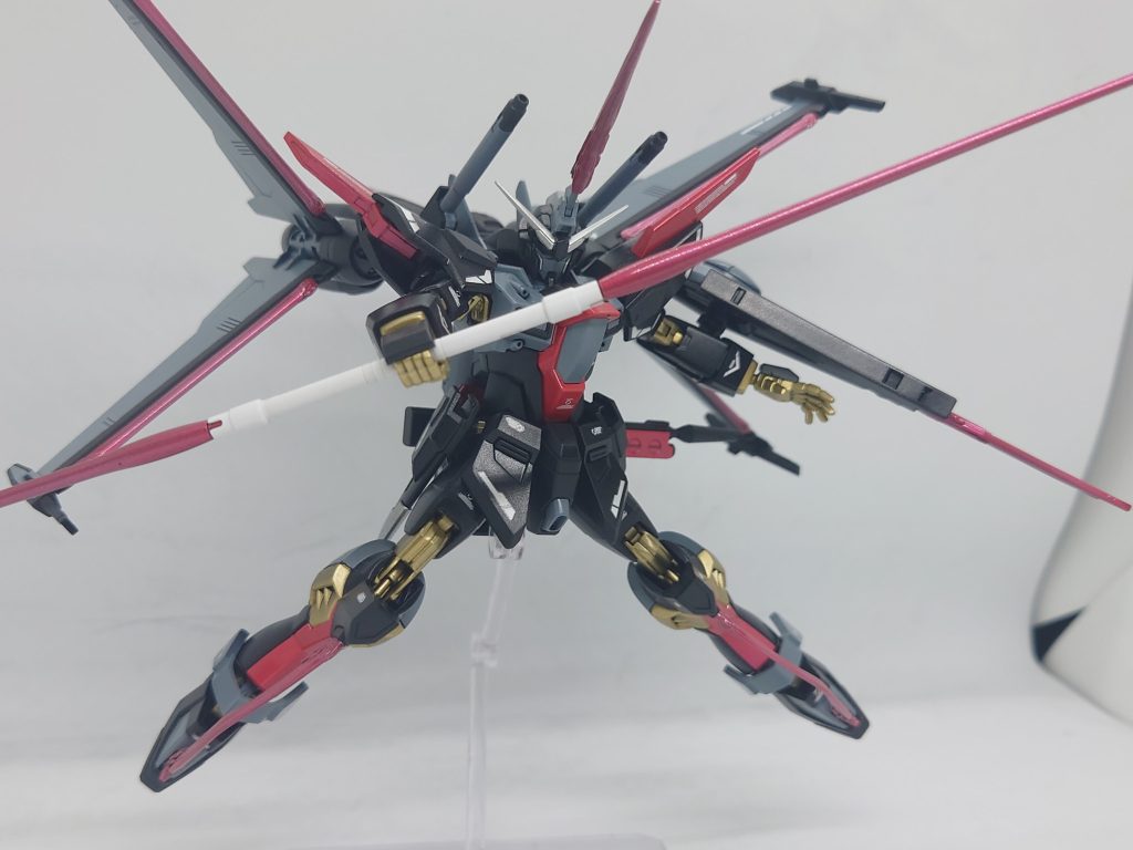 全身のビームサーベルを展開した構え。見れば見るほど、どっかの黒騎士にそっくりな配色…🤔