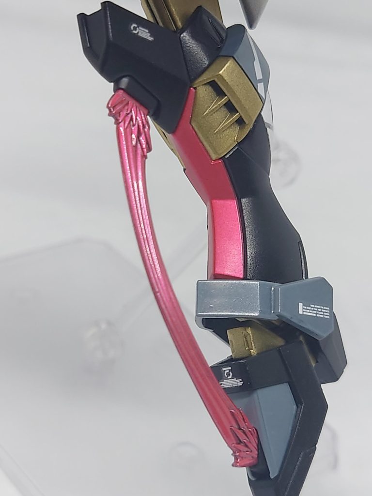 脚部のビーム・サーベル。普通にカラークリアーで塗装するといまいちだったので、全てキャンディ塗装しました。トップコートにはEXクリアー(艶有り)を使いました✨