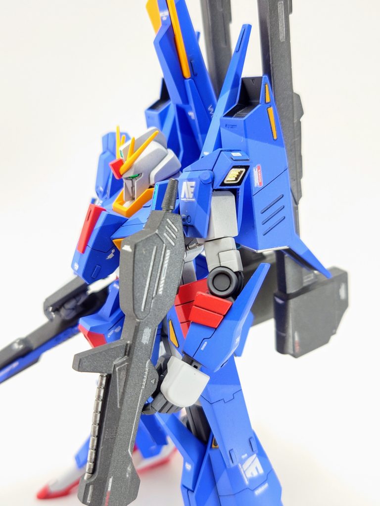 肩はネモよりシンプルに四角い凹みがあるだけで特にモールド等が無くてちょっと部品足りないんじゃない?ってほどシンプル⤵️余ってたコトブキヤさんの角ノズルがぴったりサイズだったので追加してみました✨合せ目は後ハメ加工はクリアランスが無さ過ぎて割りそうだったので中を塗装後にマスキングしてから組んで合せ目消しして、塗装後にマスキングを剥がしました✋