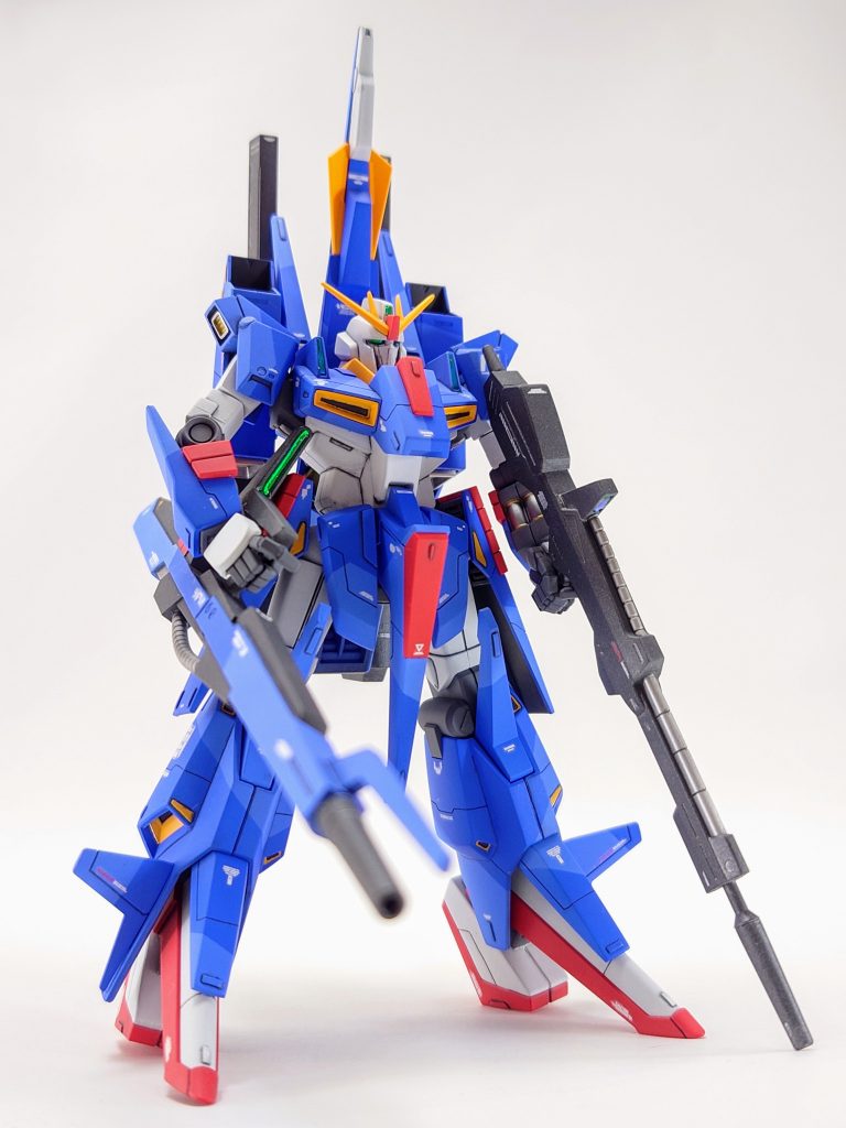 武器は出来るだけ持たせたいので両手持ちに🎵スプリッター迷彩は初めてにしては良くできたかと😁パターンはGUNDAM FIX FIGURATION NEXT GENERATIONを参考にしました✋ 明暗差はもう少し差を付けても良かったかな?マスキング間違えて明暗を逆にしてしまったりして一部塗装やり直したり面倒かったです😅