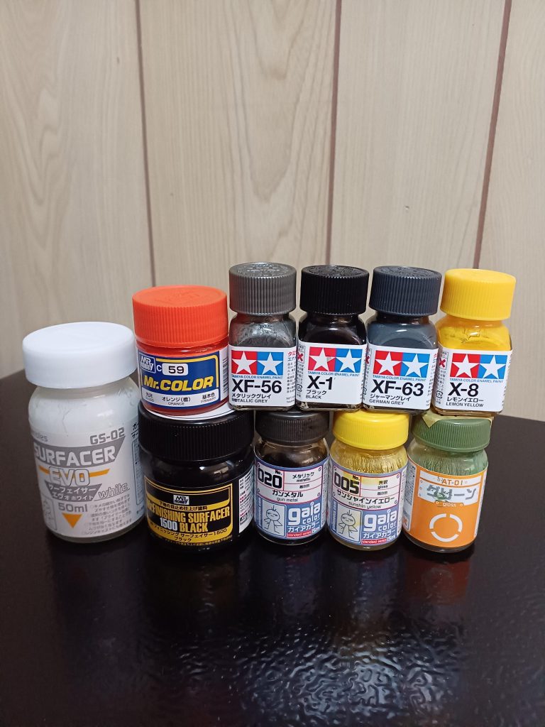 塗料です。エヴォホワイトが少なくなってきたので、ポチらなければ!