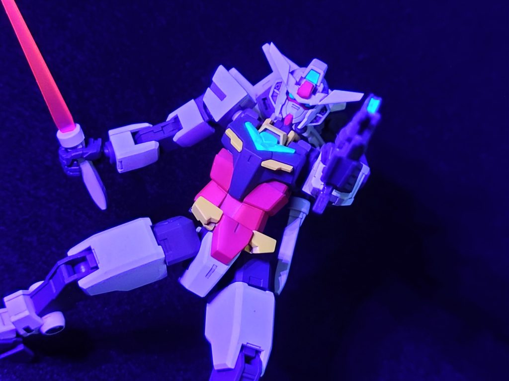 コアスプレーガンエルドラアーミー相手では火力不足みたいでしたが、GBN内の通常ミッションなら牽制として十分な火力となっているんでしょうね。センサー部・胸のクリアパーツを蛍光ブルーグリーン、ビームサーベルは蛍光ピンクで塗装しているのでブラックライトで光ります。