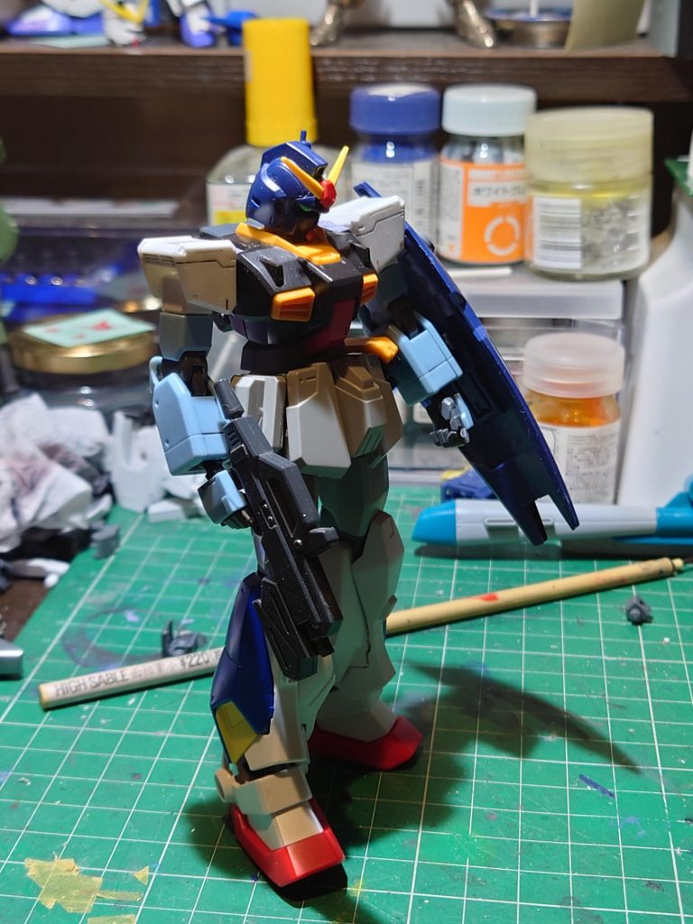 よりガンダムらしくなったように感じます。武器もヘイズルのビームライフルを持たせています。腰には予備マガジンを装備。腰部自体をリバイブマーク2からEz-SRのものに交換したので装着可能です。