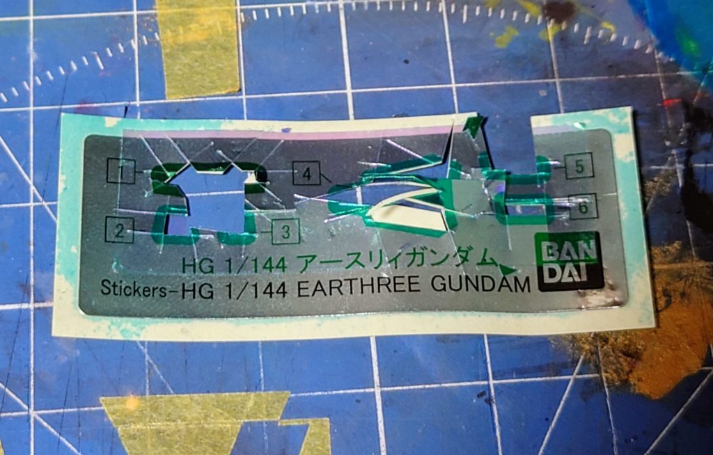 スターバーニングに続き今回もセンサー部にはオーロラグリーンシールを重ねて貼っています。今回はセンサー類の数が前回より多かったのと全て同色だったので、爪楊枝ではなくエアブラシでシールごと吹き付けてから切り刻みました。当たり前なのですが爪楊枝よりもエアブラシの方がずっと綺麗に塗れました。肉眼でないとわかりにくい気もしますが。