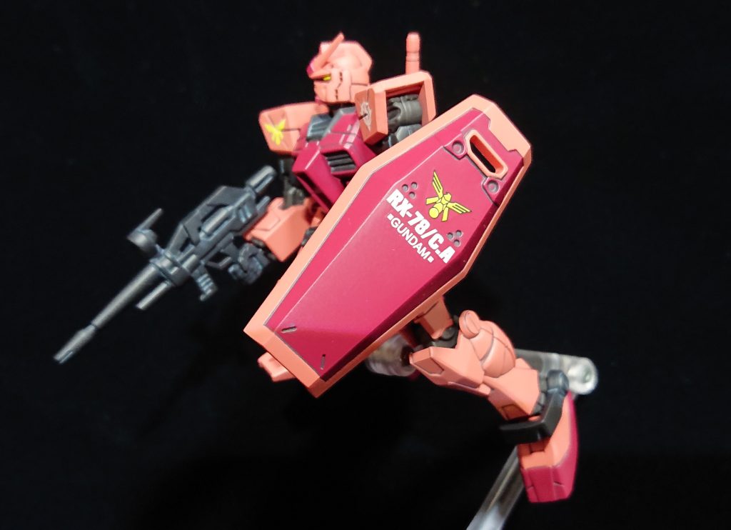 リペイントですがキャスバル専用ガンダムならばシールドと腰の連邦マークは削らねば、という事で跡形もないようw削りました。  