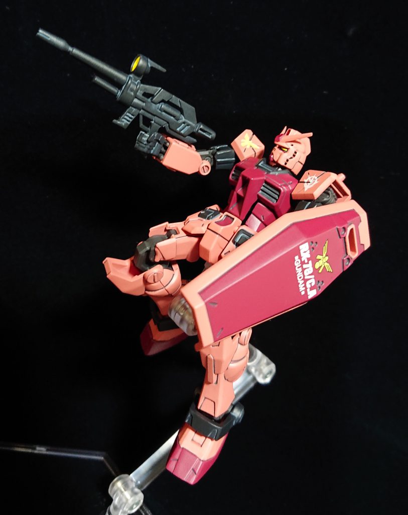 他には、成形不良気味の二の腕を削って整えてから凸凹モールドを再構築、写真では見え辛いですがアンクルガードの丸一モールドも削ってから市販パーツを貼り付けてあります。  