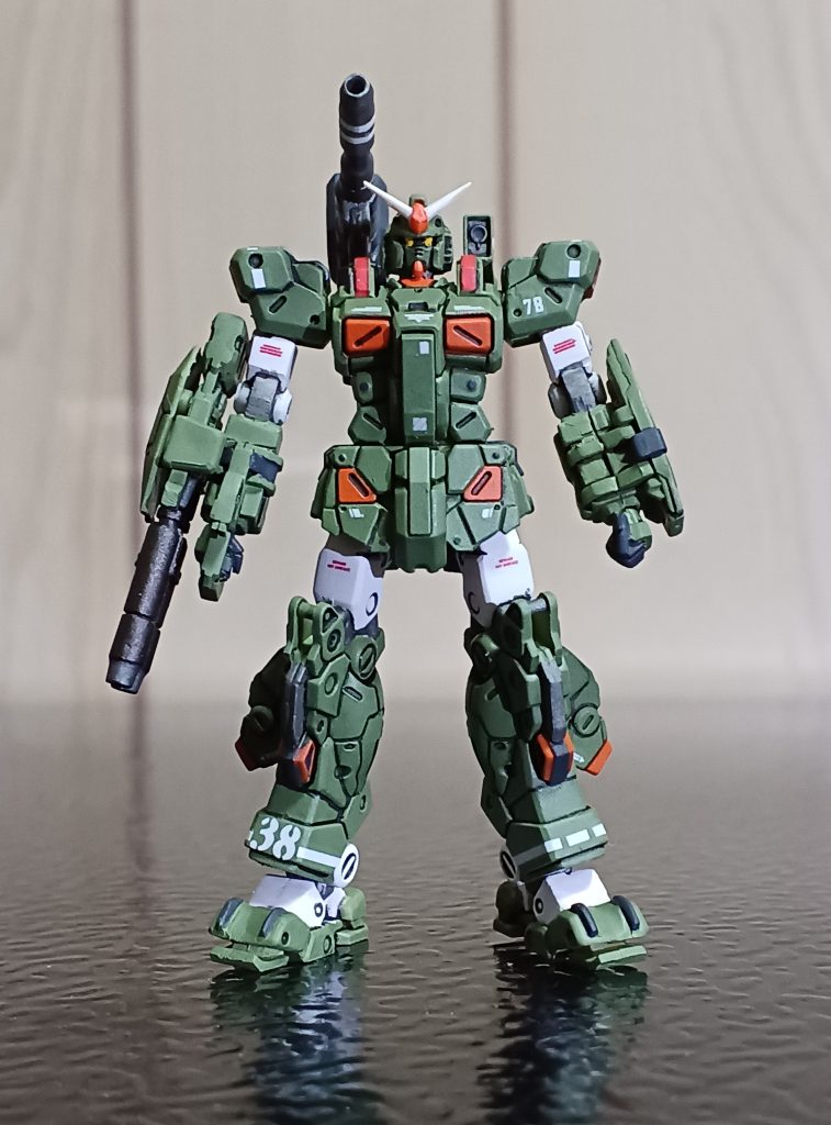 正面からのショット。本当はウェザリングで少し汚してフィルタリングしようかな~とも思ったのですが、このスケール感だと自分は難しそうなので、やめときました(gundam-kao5)