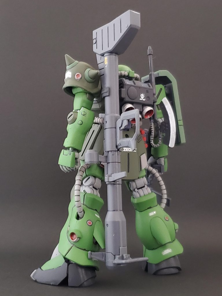 Rear view ～✴️初めて作りましたがキットとしてのお気に入り🌟ポイントが幾つかありました🎶①股関節の前後可動❕0080ポケ戦のザクII改の起き上がりシーンを再現するための機能ですが、私のアクションの幅も広がり良かったです👍️✨この機構がこのキットのみなのが残念です😔💦②バックパック及びリアスカートのポリキャップ接続🎵通常、他のキットではパーツを接続するだけですが、ザクII改ではポリキャップを仕込んで接続するため、わずかですが可動させることが可能👍️撮影時に有り難い機能ですが、脱着も容易である事から換装なども出来る良い作りであると思いました😊もう１つプレバンのザクII改が残っているので、そちらはカスタム機に仕上げたいなと妄想が膨らみました～🤩✨