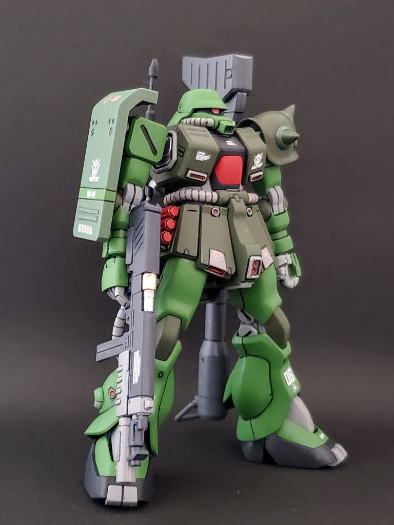 今回は初めてザクII改を製作😊🎵パッケージなどで完成画像を見てもあまりカッコ良くないな～🤔💦と思い、脇役用にと軽い気持ちで作り始めました❕しかし❗出来上がってみたら意外にカッコいいじゃん🎵となり、急遽パイロットを選定しシナリオ？を起こして投稿作品用に仕上げました🤭✨基本的な量産型イメージなので派手な改修はせず、武装追加もジャイアントバズのみ❗そして筆塗り全塗装で今回も仕上げております😆🎶