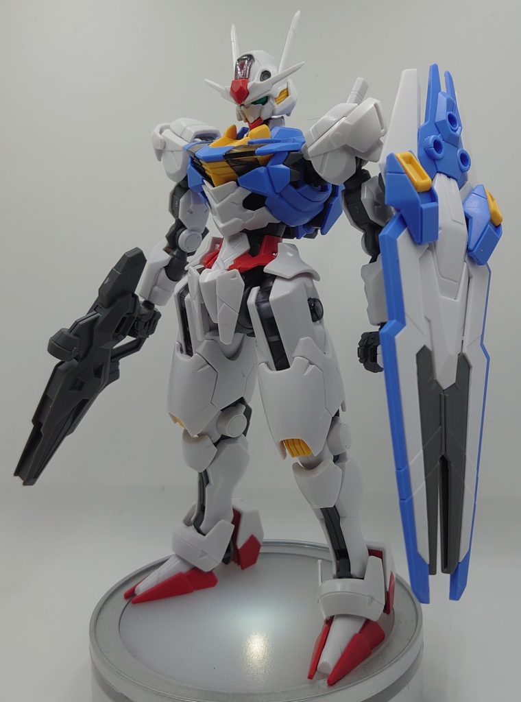 2024年11月某日、最近起こった事を書きます。今月と来月は特に話題の以下の2体HG 1/144 デスティニーガンダムSpecII&ゼウスシルエットお値段7920円(HGの金額とは思えない)RG 1/144 アカツキガンダム(オオワシ装備)お値段8800円(RGだけどピカピカです)まぁその他にも森のくまさんがありますけどそれは置いておくとしてちょっとした地方のお話。お世話になってる個人店の模型屋さん、ディスティニー、全然入らないそうです。アカツキも同様ですが、予約は20単位で来てて渡せるのそんなに数が無いとの事で問屋から貰えないそうなんですよね。店の方も困ってました。Youtubeで店の入荷情報や個人店の方が入荷した分を紹介しつつ全然品物が無いとか言ったりしてるの見るけど、そんなレベルの話じゃない、物が地方は入って来ないんです、再販なんてホント。バンダイのほうも大変みたいで10月再販のが11月に11月再販のが12月になったりして出荷も出来ないご様子、しかも今日確認したら11月再販の奴、一部1月に延期になってた、あくまで予想ですがマイティ作り過ぎたんじゃね?って思ってますw全国のコンビニ各店舗に20個くらい並んでたし今まで見た事ない位の量を出荷したんじゃないかな?(地方のコンビニでコレでしたからね)マイティ以降の再販あんま数無いしカルラも地方は殆ど入って来なかったし延期など生産の遅れもあるし。ただし、個人店に入らないだけでヤマダやら大手の家電店には再販やMGは割と来てるコロナ期ならMGとか手放しで売れたものでも今では魔法が解けたように売れ残ってるのを見ますねなんでも売れる時代は終わりって事かも知れません。長々と書きましたがエアリアル制作をしないと。もしかしたら出さないかも知れないので完成品として出しときます(笑)