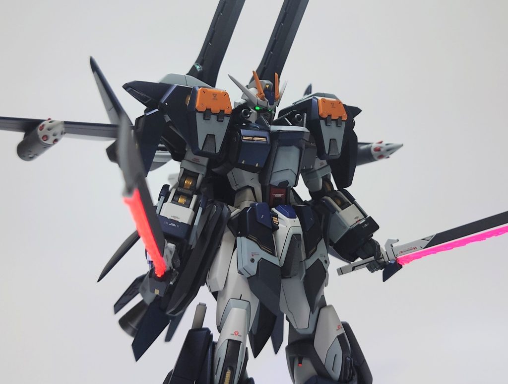 【9.1mレーザー対艦刀】✕２[設定]　ビーム刃部と実体剣の刃先を備えた近接兵器。小型だが取り回しがよく使い勝手が向上した。[製作解説]　I.W.S.P.に付いている対艦刀の刃を削り取りビームエフェクトを取り付けました。エフェクトは蛍光塗料で塗装しているのでUVライトで光ります。