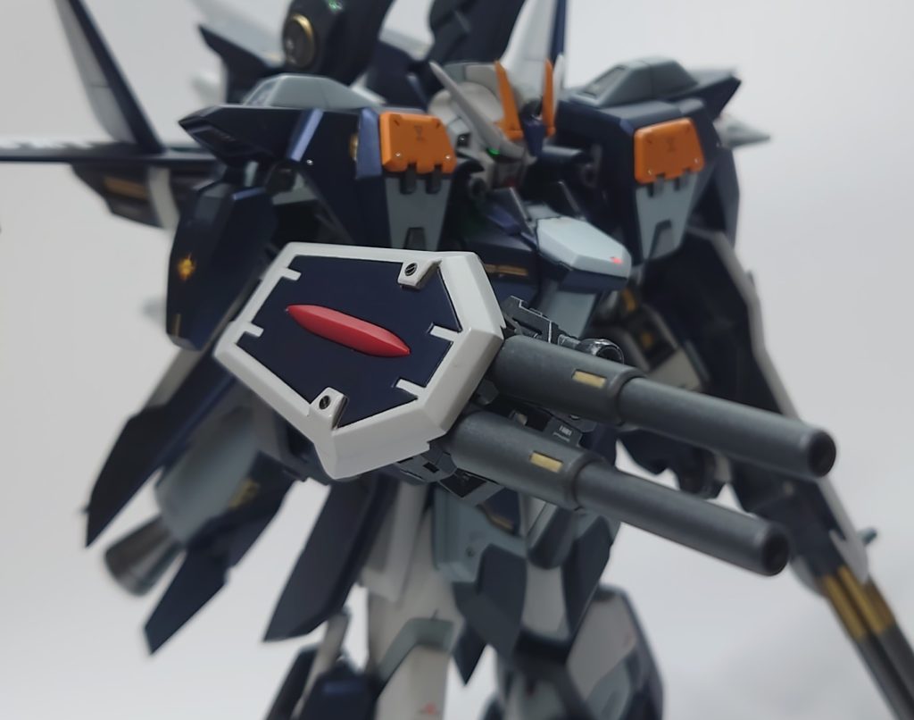 【ダブルビームライフル】[設定]　シールド一体型の高威力２連装ビームライフル威力は高いが消費エネルギーが多い為、連射には注意が必要。[製作解説]　フルアーマーと言えばこの武器！シールド部は鉄血ウェポンセットのもの、砲身はデミバーディングのキャノンを使用しています。