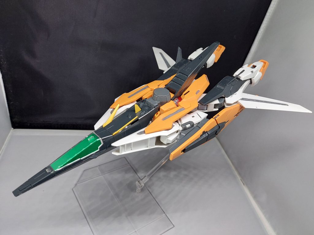 1/100の無印キュリオスジャンクなので関節部分がプラプラ、パーツも少し足りなかったので接着剤で完全固定こいつはずっと飛行機モードでMG変形させるのめんど…(゜o゜(☆○=(-_- )゙殴