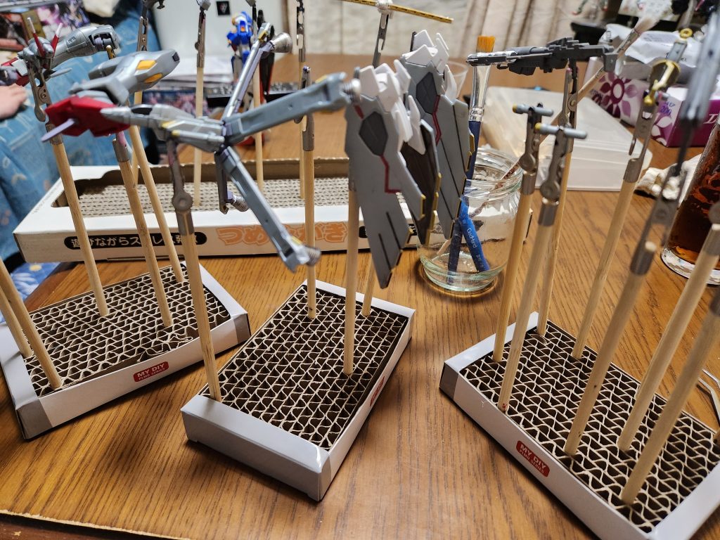 つや消し乾燥待ちの様子。後ろのゼータは母が組んでるやつです。