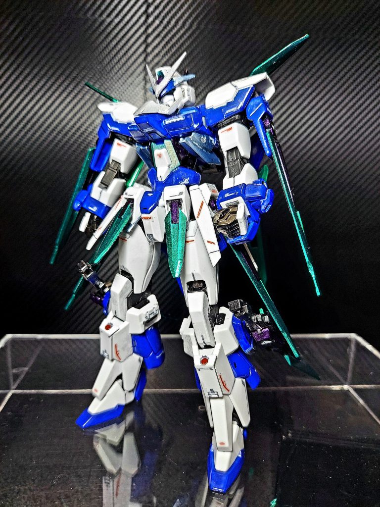 Cファンネルをつけて。ファンネルはメタルビルドを参考に尖らせて、キャンディ塗装に挑戦してみました。また追加武装として00のGNソードⅡを拝借してそれっぽくしています。