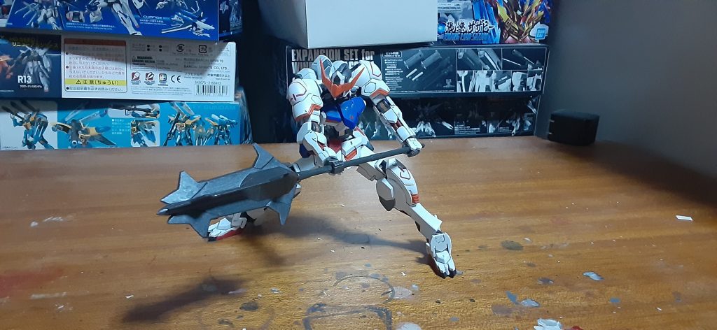 装甲は基本ラッカーで、個人的にガンダムのトリコロールで黄色が好みではないのでオレンジに、赤いライン部分は水性のマーカーで。スラスターのグレー部は水性塗料です。フレームは半艶消し、装甲は完全艶消しで質感を変えてます、めちゃカッコよくなりました。