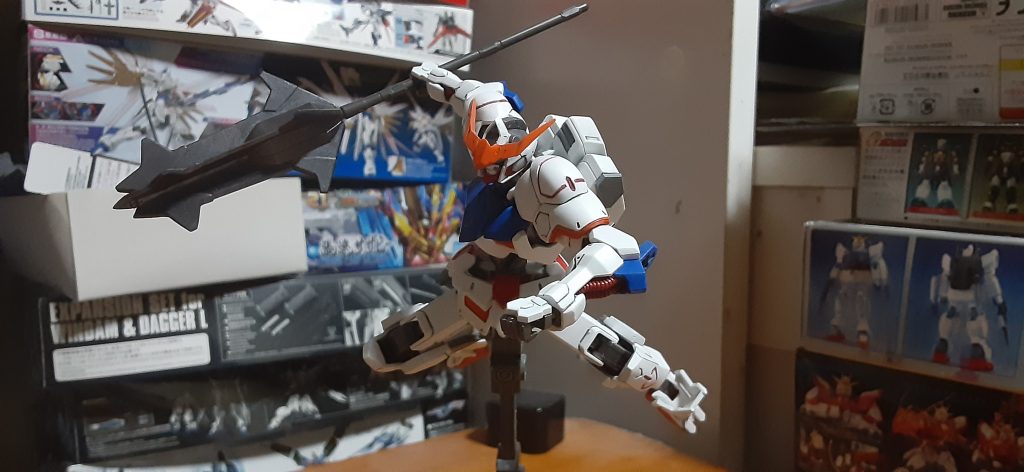 メイスと太刀は軽くシャープ化してガンメタに。本体も尖ってる部分は全部削ってシャープにしてます、アンテナはだいぶ太かったのでけっこう削ってます。あとアンテナ裏と膝裏の穴埋め。