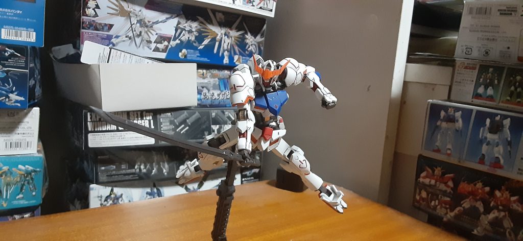 ふくらはぎのスラスター部分がかなり細く見えたので、0.5ミリプラ板でボリューム増し。腰部のサイドスカートのスラスター、造形が半端だったので後ろ側に0.5ミリプラ板貼ってスラスター再現。この太刀劇中では使われなかったけど個人的に好き、てかなんでオルフェンズって劇中で使わなかった武器こんなにあるんだろ、ハシュマルに付属する太刀とか武器セットのレールガンとか…