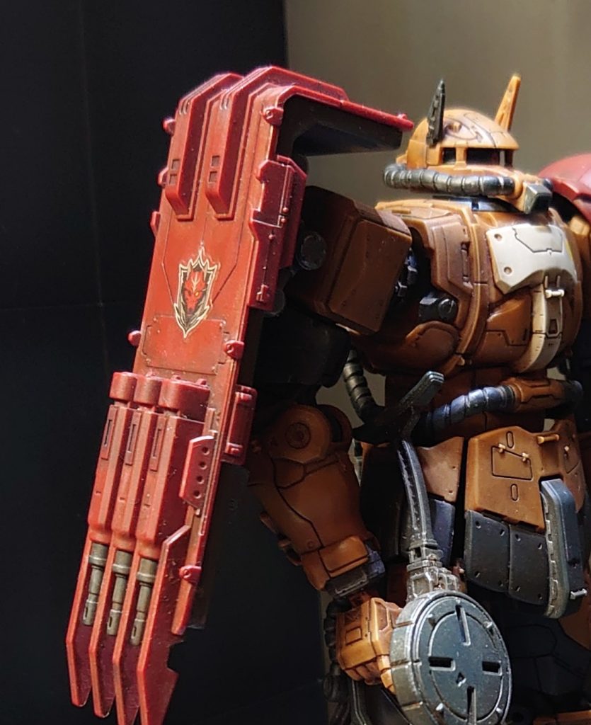 うん、これくらいの大きさないと弾防げないよな、と納得の大きさのシールド。シールド中央の部隊マークは付属のシールを使用しました。劇中のザクに対して思った「めっちゃ整備して使ってんな、きっとそこらかしこに油と埃が溜まってそうだ」をウェザリングで表現しています。上手く表現出来ていればいいなと。 それではこのストーリーは次回に続きます。二人の整備兵の運命、そして突然現れたザクの運命やいかに！？シールドのグリップが直ればそれも改めて…最後までご覧いただきありがとうございました。