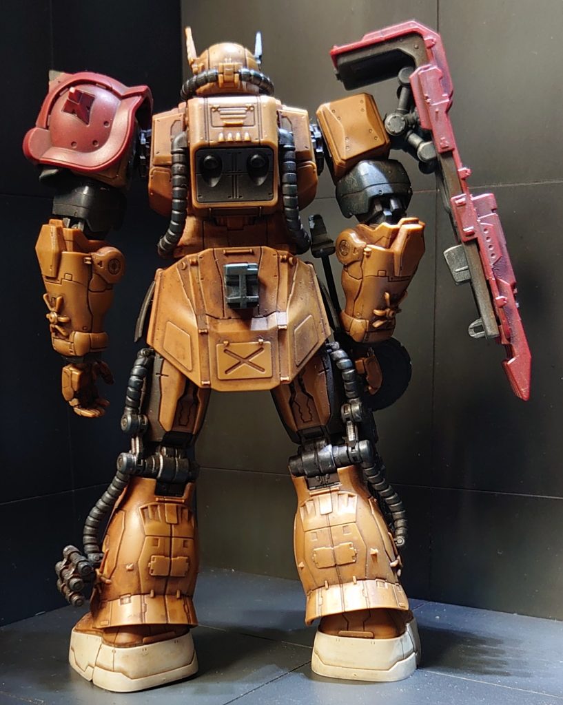 背面。めちゃくちゃモールド細かいですね。ストーリーと共にミリタリー色がとても濃い。そして象の目はそういう作品が大好きです。そして象の目恒例のパーツ破損、今回はシールドのグリップが撮影前にポッキリ折れてしまいましたトホホ…スリッパの中にはグフと同様に釣り用の重りを入れて安定感出しています。