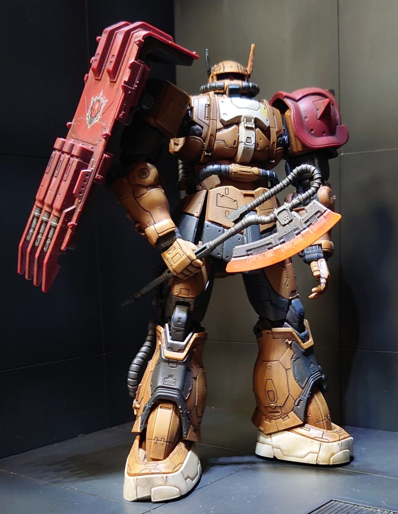 皆様こんばんは。寒さに弱い象の目です。ふと立ち寄ったヨ◯バ◯のガンプラコーナーにポツンと置いてあった「復讐のレクイエム」のソラリザク。「ええ！」と声が出るか出ないかくらいの時にはもうレジに並んでましたね笑 そんな出会いのソラリザクですが素組、ほぼ塗装無しでこのクオリティ、そしてお値段2000円ちょいというバンダイの本気印キットです。  