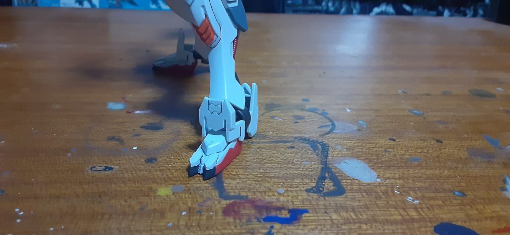 踏み込みシーン、本当はもっとゴツ盛りされてたけどアンクルアーマーがあるので爪先部分だけプラ板でボリューム増し