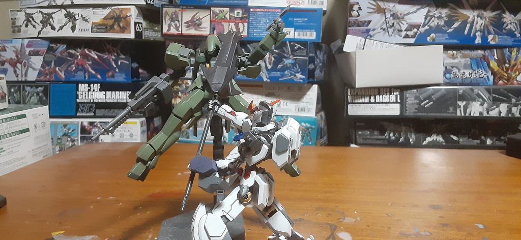 バックパックはグレーの差し色部分のみ塗装。メインスラスターの白い部分はシール使ってますw