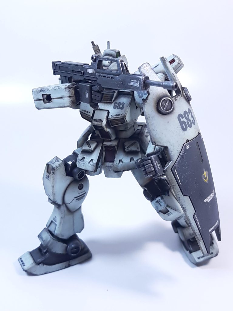 0083劇中のモンシア対コウの対決が結構好きで、ジムカスタムがスライディングしながらライフル撃つシーンが好きです。劇中は片膝付きながら打ってましたが、あまり稼動しないので、こんな感じのポーズになっています。