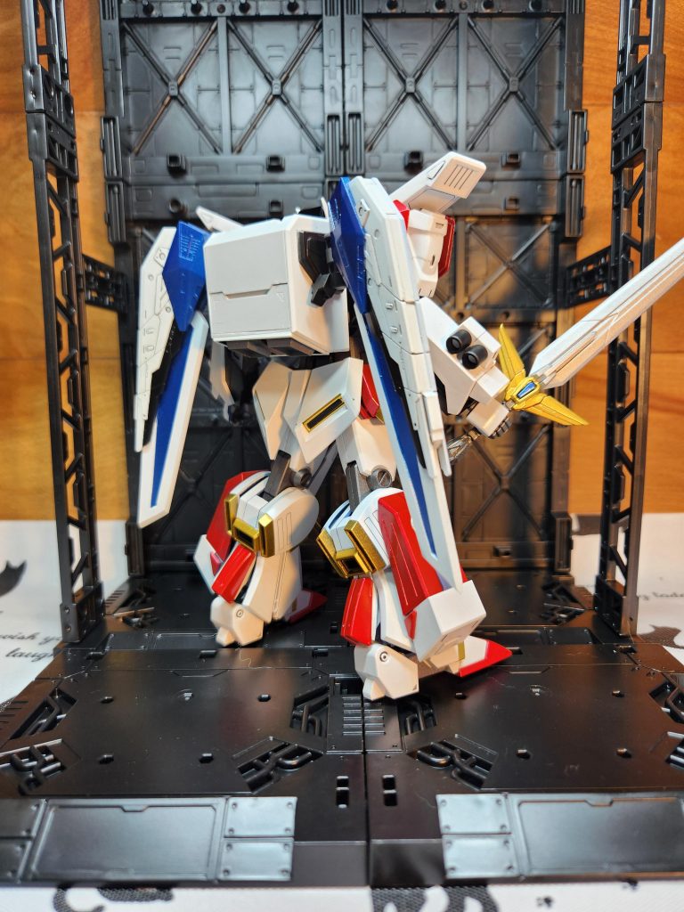 バックパックは陸戦型のを切って小型化。ウイングはSDのフリーダムを使用し、プラ板で延長しました。リアスカートはEGのニューガンダムを使用。