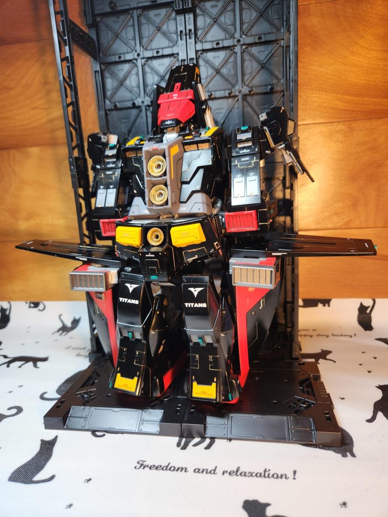 一応フォートレス形態にも変形可能です。が、塗装剥がれと関節のキシみがすごいので、もうこの姿に成ることは無いと思われます(涙)