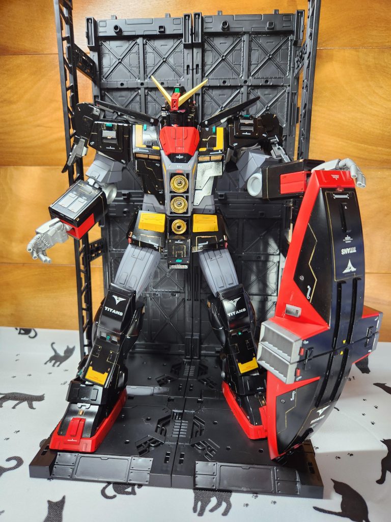 カラーはツヤ有りのブラックをメインに、シヤーマンレッド、スターブライトゴールド、オレンジ、メカサフヘビー、関節や指にはシルバーを使っています。ブラックの部分の墨入れはエナメルゴールドにしてみました。