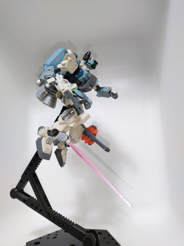 ビームライフルを撃ち尽くしたら、脚の可動域を高めるために脚部バーニアを切り離し、サーベルを展開し接近。左足のアンカーは角度を調整可能です。作戦後、機体を廃棄してパイロットは脱出装置で離脱します。アンカーウインチは08第1話のボールから取り付けたのかな?と思ってもらえるようにオレンジにしましたが、このウインチのアイデアはボールから着想を得たのではなく、エヴァ弐号機から来てます。大気圏突入を考えるにあたり、初代、Zの大気圏突入を見た後で、エヴァQも観ていたのですが、接近するならウインチいるよね。そういえばボールにウインチついてたな、の順で発想しました。