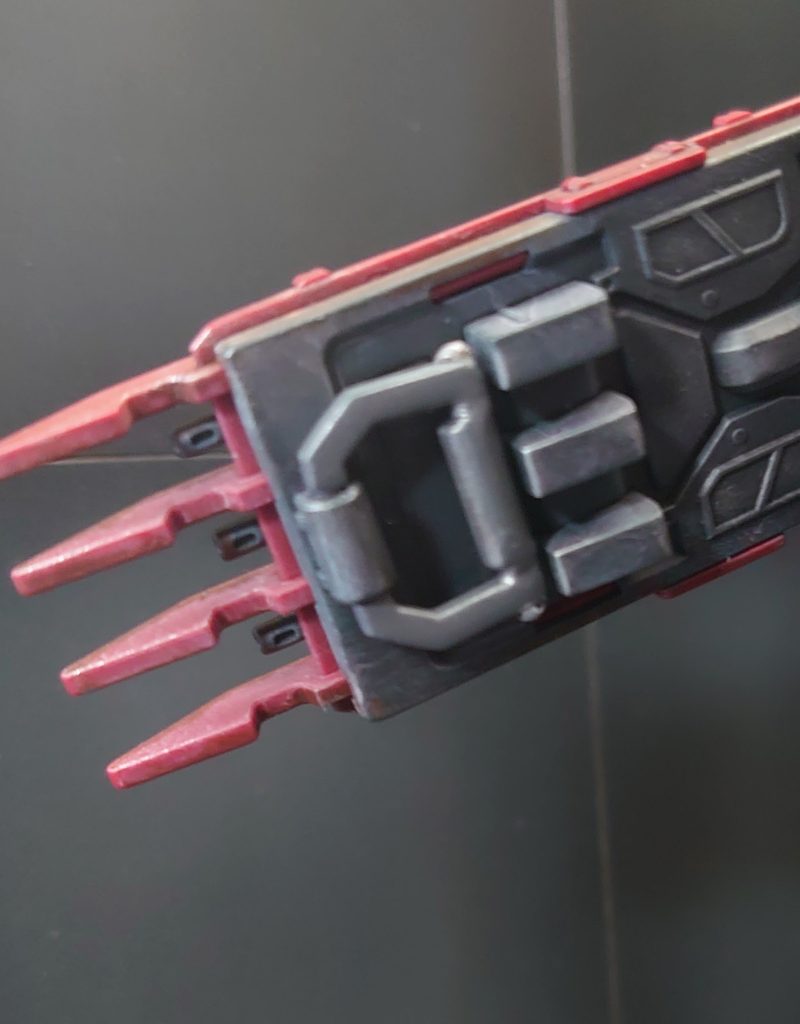 皆様こんにちは。前回の続きです。復讐のレクイエムを「パラレル」という設定にして先輩整備兵の混濁した意識の中に登場させてみました。そして前回書きましたシールドのグリップ…とりあえず直した感満載ではありますが…今回はこれで善しとします。あと実は左肩のジョイントも製作中にもげてます(修復済み)笑。エナメルの影響だと思いますが何にせよジョイントがもげるは凹みます。経験された方はわかるとオモイますがあのもげる時の抵抗のない「ヌル～」とした感触…