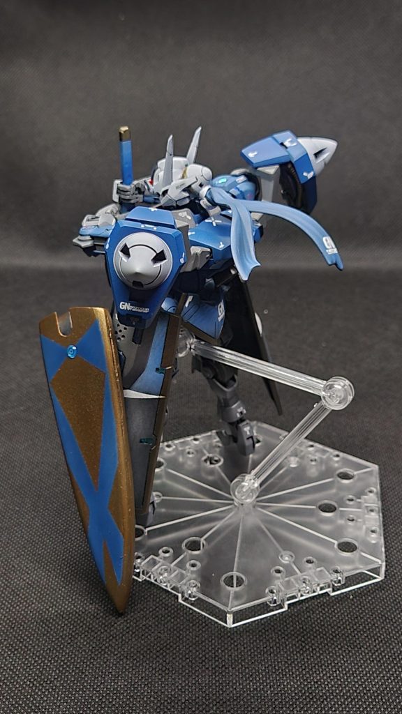 ｢GNアヴァロン｣GNエクスカリバーの鞘、内部がほとんどGNコンデンサになっているシールドビットGN粒子の内蔵量が多いため堅牢なフィールドを展開出来る、ビットなので本体から離れた位置で展開することにより衝撃力などの影響を受けない上に僚機を守ることも出来るまた、内蔵したGN粒子をディスティニーのデュートリオンビームのように本体や僚機に照射して粒子残量を回復させるプラ板を何枚も重ねてフルスクラッチしてみたけど全然左右対称にならないし塗り分けのマスキングも大変だったから多分もうやらない…
