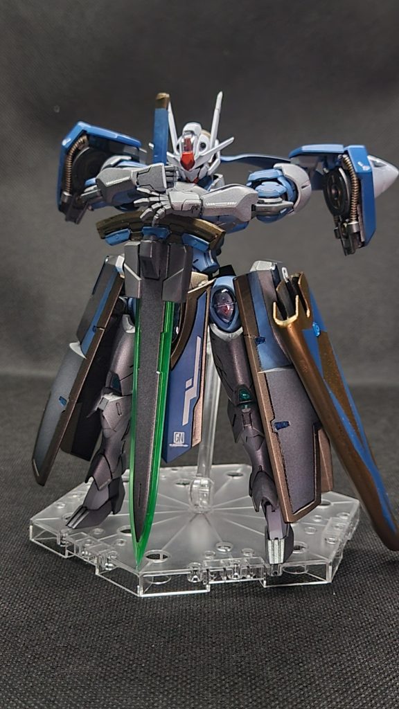 近接戦闘が主体であり、卓越した剣技にGN粒子を応用させることにより攻守に隙のない戦闘スタイル