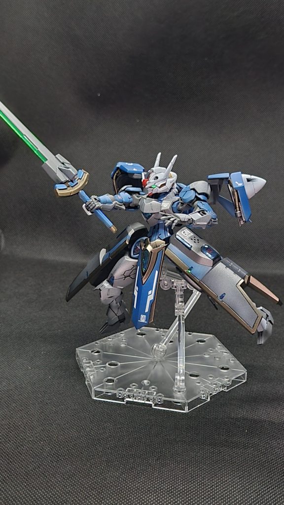 ｢GNエクスカリバー｣本機のメインウェポン、刀身はGNソード3、柄は鉄血の太刀、鍔はユニコーンのハイパービームジャベリンで製作GNソードからカッコいい武器を作りたいが始まりで全体像が膨らんでいったのでこの機体の製作のきっかけです！