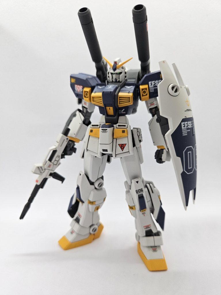 他の改造ポイントは、悪顔にするため、顔を前後に幅増しし、マスクを気持ち奥になるように。足を長くするため、股関節、膝上下、足首で1ミリづつスペーサーをかまして、計4ミリ延長。シールド下部を鋭く尖らせました。全て言われないと気づかないかもしれません。