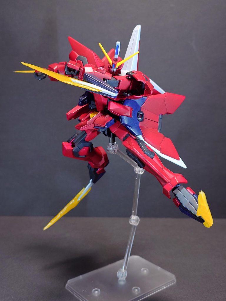 UVレジンでビームサーベルを製作し取り付けました。取付穴などはないのでレジンの製作時に白色の部分に刺さるように間をあけて取り付けています。腕も足も同じ長さで作ったので腕側をもう少し長くしてもよかったかなと思いました。